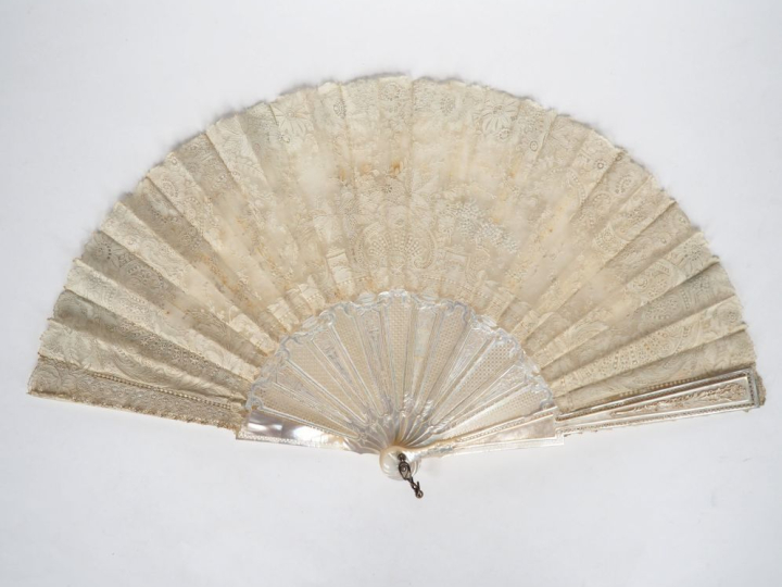 Eventail de mariage XIXème à 13 brins + 2 MB. Monture en nacre finemen