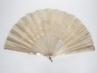 Vente aux enchères Eventail de mariage XIXème à 13 brins + 2 MB. Monture en nacre finemen