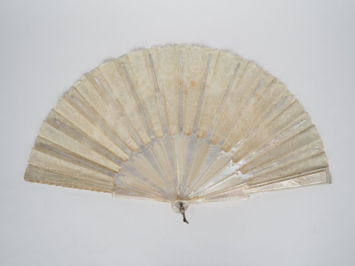 Eventail de mariage XIXème à 13 brins + 2 MB. Monture en nacre finemen
