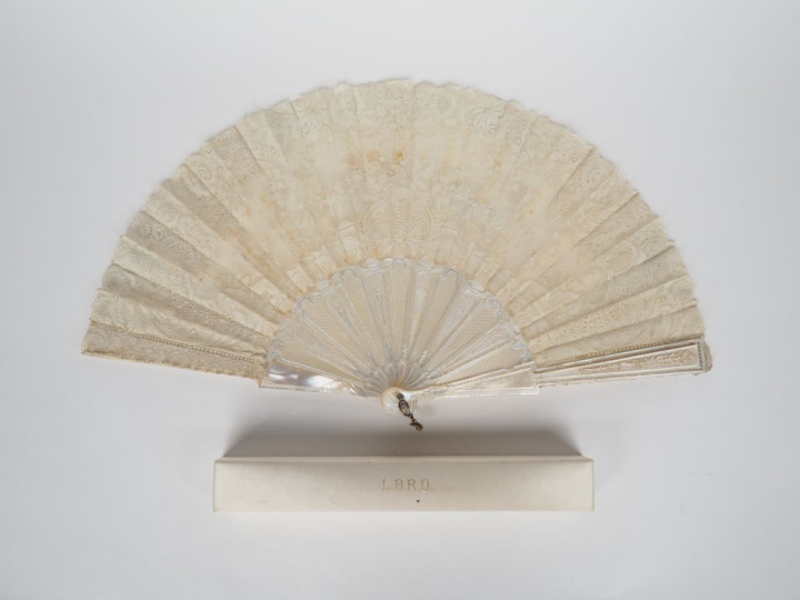 Eventail de mariage XIXème à 13 brins + 2 MB. Monture en nacre finemen