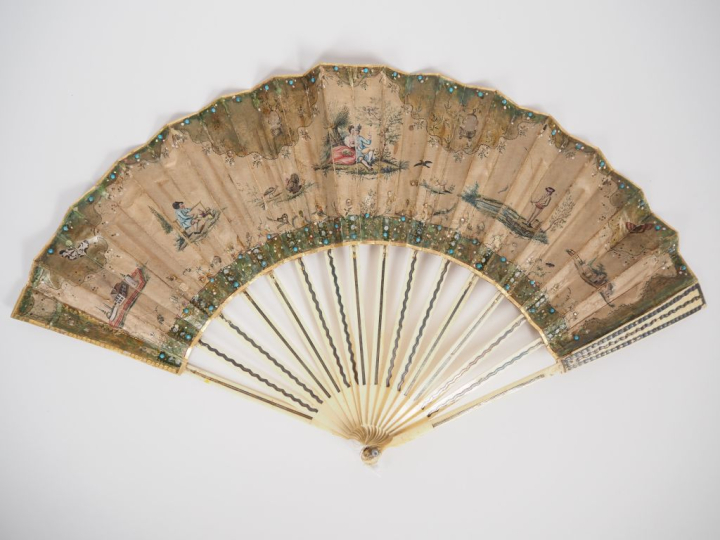 Eventail début XIXème à 14 brins + 2 MB longs. Monture en ivoire réhau