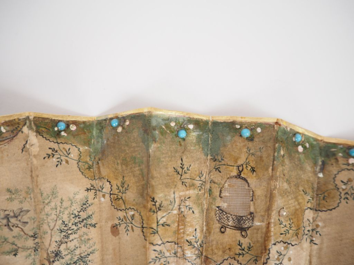 Eventail début XIXème à 14 brins + 2 MB longs. Monture en ivoire réhau