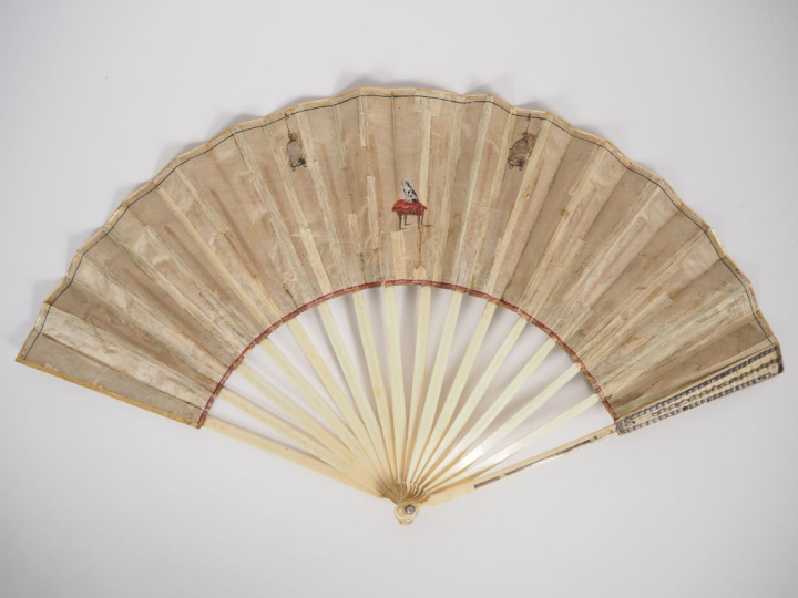 Eventail début XIXème à 14 brins + 2 MB longs. Monture en ivoire réhau