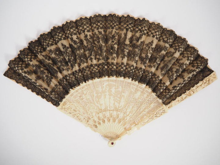Eventail fin XIXème à 16 brins + 2 MB. Monture en ivoire, repercée à d