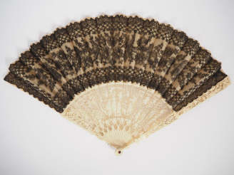Vente aux enchères Eventail fin XIXème à 16 brins + 2 MB. Monture en ivoire, repercée à d