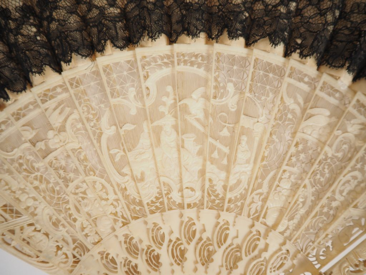 Eventail fin XIXème à 16 brins + 2 MB. Monture en ivoire, repercée à d