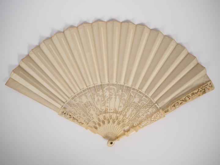 Eventail fin XIXème à 16 brins + 2 MB. Monture en ivoire, repercée à d