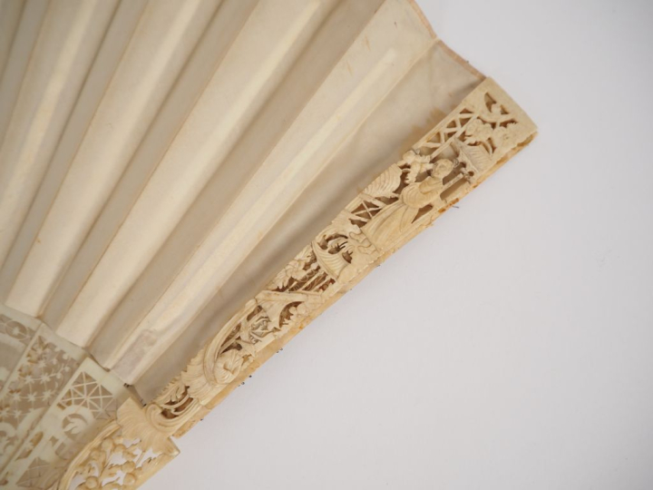 Eventail fin XIXème à 16 brins + 2 MB. Monture en ivoire, repercée à d