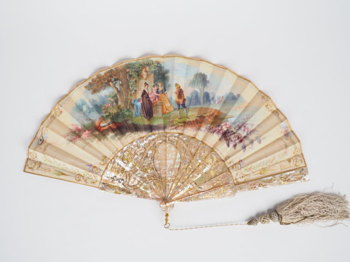 Eventail XIXème. Monture à 16 brins en nacre ciselée, repercée et réha