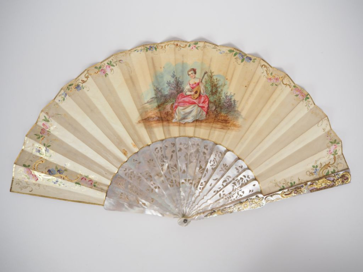 Eventail XIXème à 16 brins + 2 MB. Plein vol. Monture en nacre finemen
