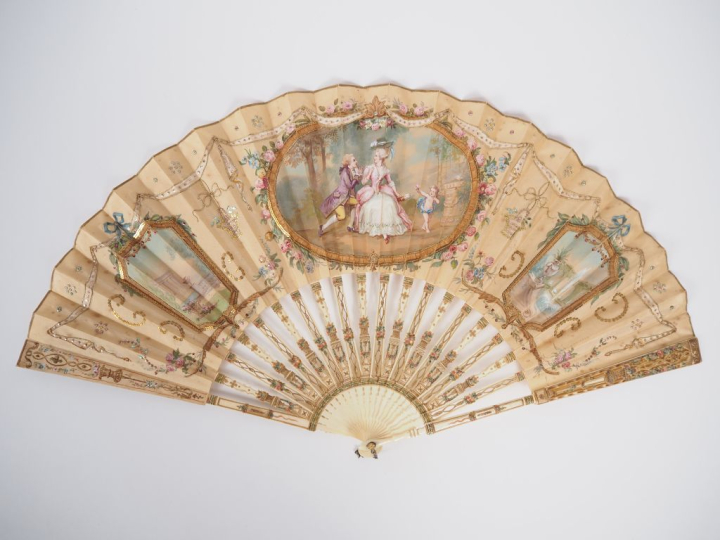 Eventail début XIXème. 18 brins + 2 MB. Monture en ivoire gravée, repe