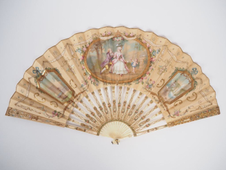 Vente aux enchères Eventail début XIXème. 18 brins + 2 MB. Monture en ivoire gravée, repe