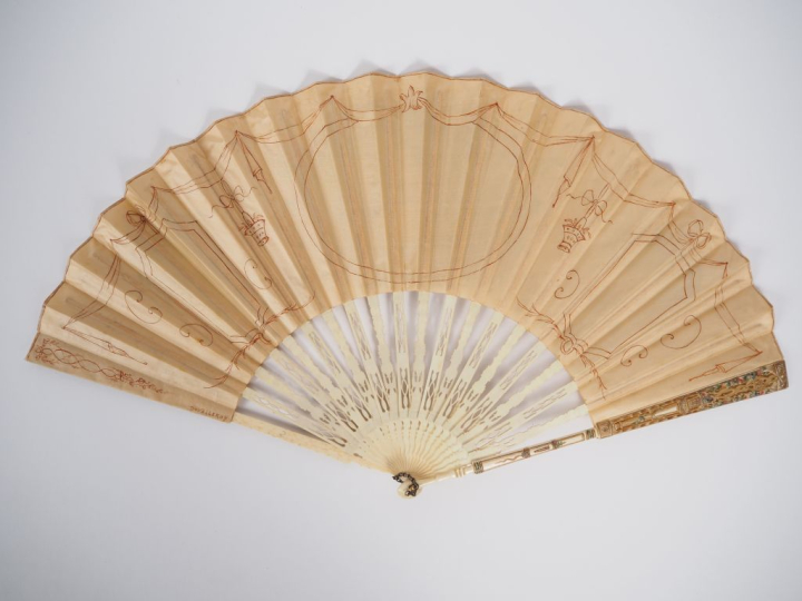Eventail début XIXème. 18 brins + 2 MB. Monture en ivoire gravée, repe