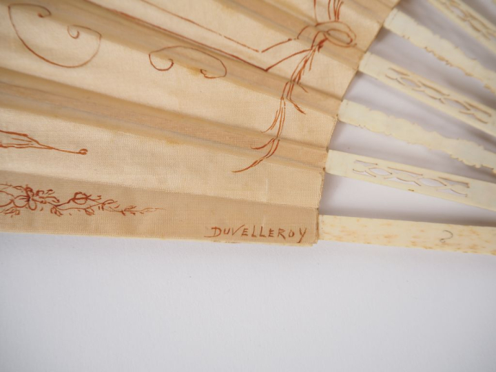 Eventail début XIXème. 18 brins + 2 MB. Monture en ivoire gravée, repe