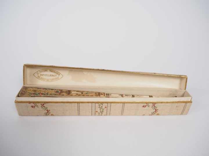 Eventail début XIXème. 18 brins + 2 MB. Monture en ivoire gravée, repe