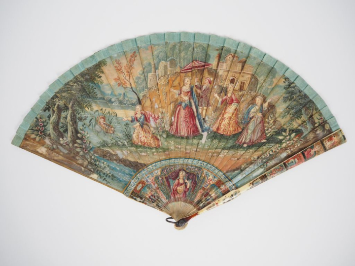 Eventail XVIIIème. Ivoire brisé, Vernis Martin double face, au recto "
