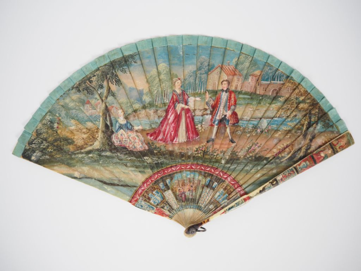 Eventail XVIIIème. Ivoire brisé, Vernis Martin double face, au recto "
