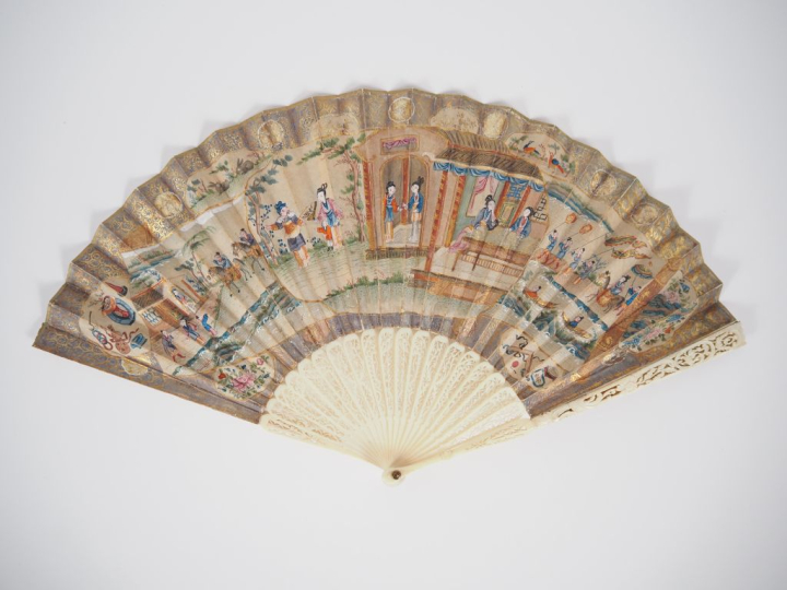 Eventail fin XVIIIème - début XIXème à 18 brins + 2MB. Monture en ivoi
