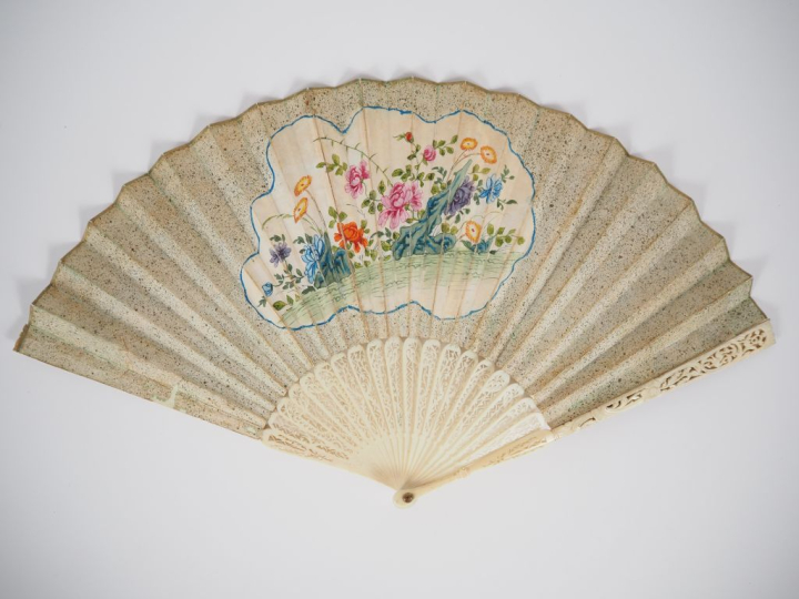 Eventail fin XVIIIème - début XIXème à 18 brins + 2MB. Monture en ivoi