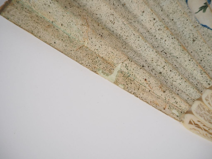 Eventail fin XVIIIème - début XIXème à 18 brins + 2MB. Monture en ivoi