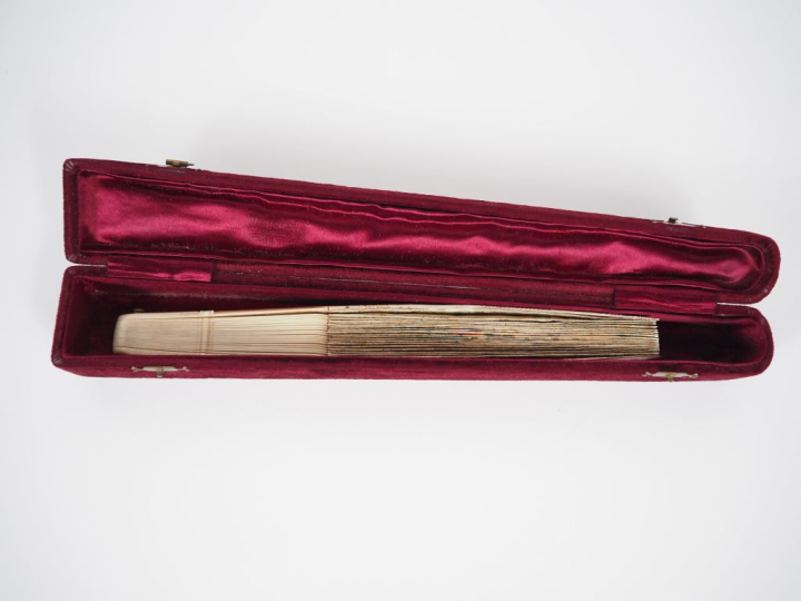 Eventail fin XVIIIème - début XIXème à 18 brins + 2MB. Monture en ivoi