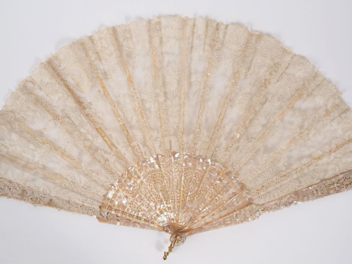 Eventail XIXème à 14 brins + 2MB. Monture en nacre blonde. Médaillon c