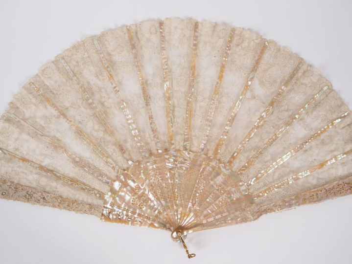 Eventail XIXème à 14 brins + 2MB. Monture en nacre blonde. Médaillon c