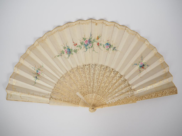 Eventail XIXème circa 1850 à 20 brins + 2MB. Magnifique monture en ivo
