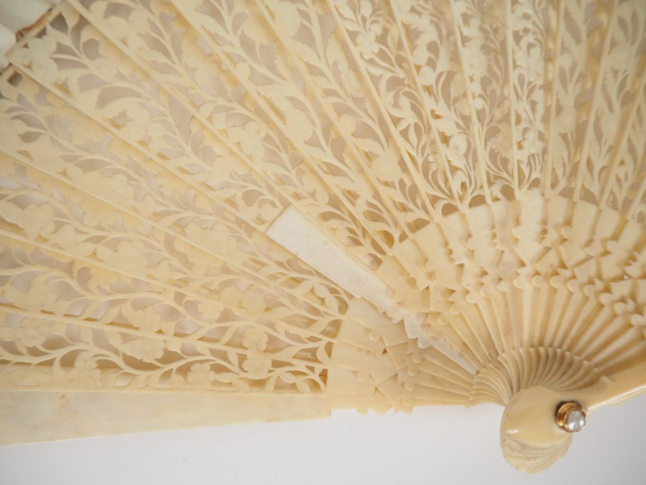 Eventail XIXème circa 1850 à 20 brins + 2MB. Magnifique monture en ivo