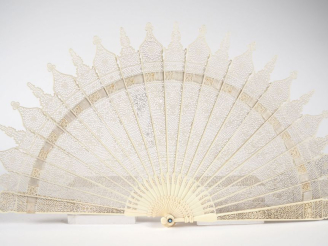 Vente aux enchères Magnifique éventail XIXème circa 1830 à 22 brins en ivoire très fineme