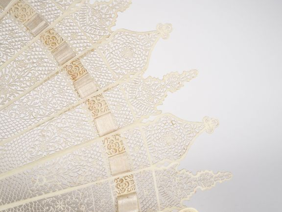 Magnifique éventail XIXème circa 1830 à 22 brins en ivoire très fineme