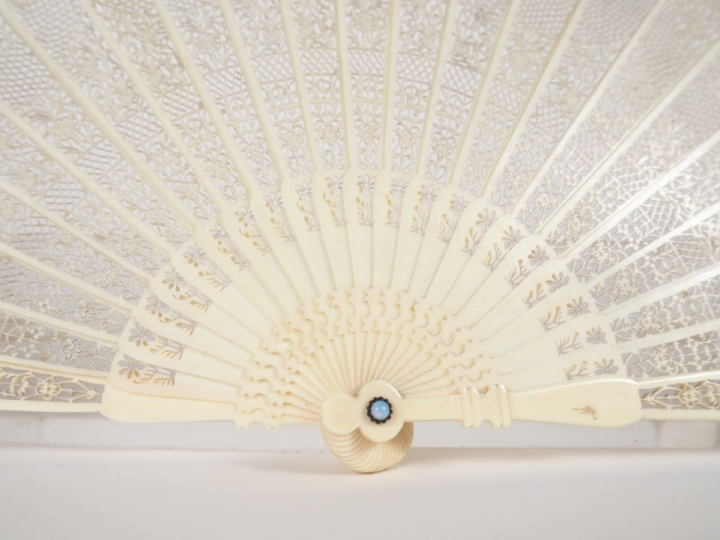 Magnifique éventail XIXème circa 1830 à 22 brins en ivoire très fineme
