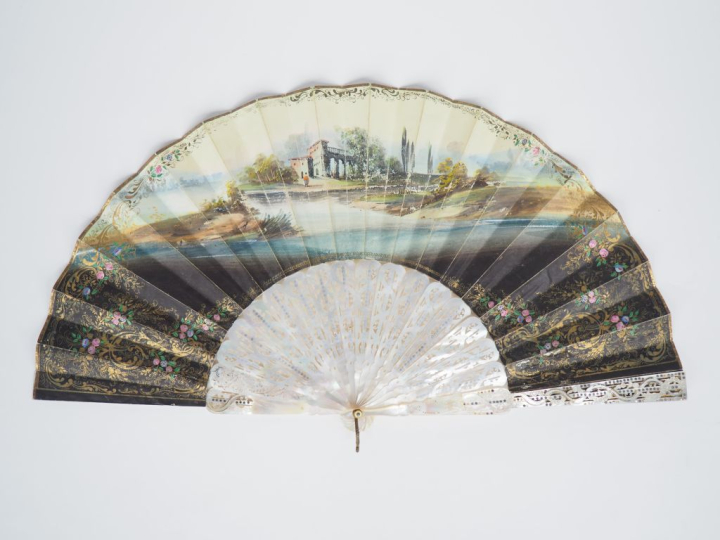 Eventail XIXème. Monture en nacre à 16 Brins + 2MB. Ecaille repercée, 