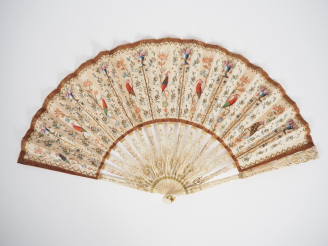 Vente aux enchères Eventail XIXème à 18 brins en ivoire sculpté, repercé, ajouré et color