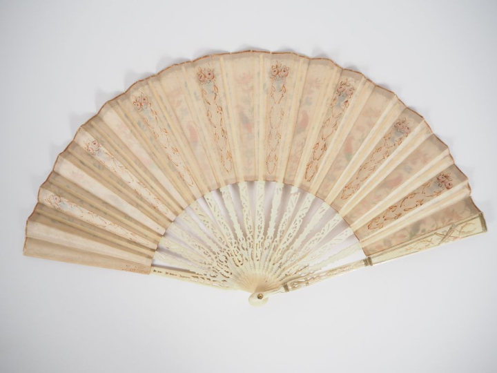 Eventail XIXème à 18 brins en ivoire sculpté, repercé, ajouré et color