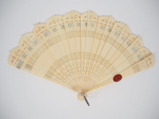 Vente aux enchères Eventail XIXème siècle à feuilles brisées à 18 brins + 2 MB.. Monture 