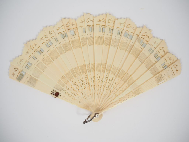 Eventail XIXème siècle à feuilles brisées à 18 brins + 2 MB.. Monture 