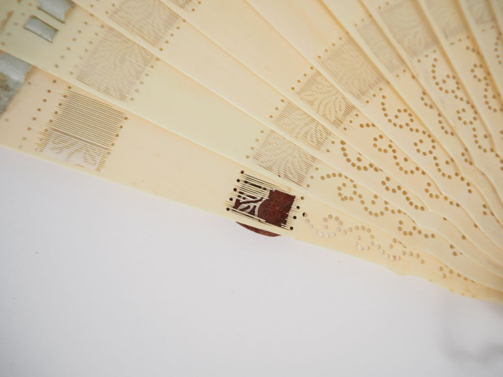 Eventail XIXème siècle à feuilles brisées à 18 brins + 2 MB.. Monture 