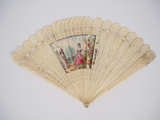 Vente aux enchères Eventail à 24 brins en ivoire brisé, finement repercé à décor rayonnan