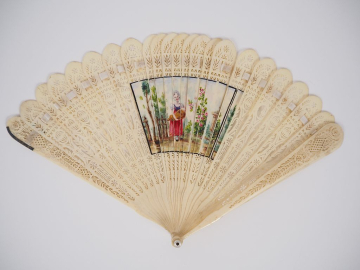 Eventail à 24 brins en ivoire brisé, finement repercé à décor rayonnan