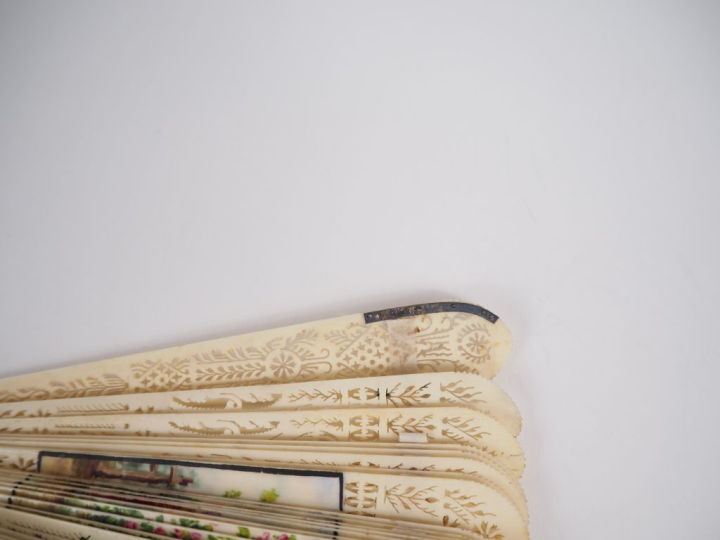 Eventail à 24 brins en ivoire brisé, finement repercé à décor rayonnan