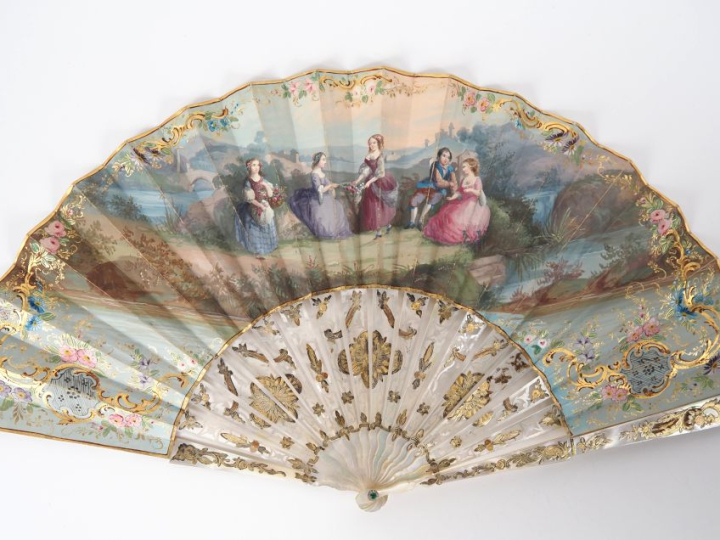 Eventail XIXème à 16 brins + 2MB. "Plein Vol". Monture en nacre, cisel