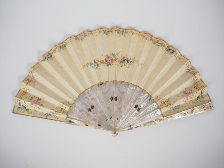 Eventail XIXème à 16 brins + 2MB. "Plein Vol". Monture en nacre, cisel