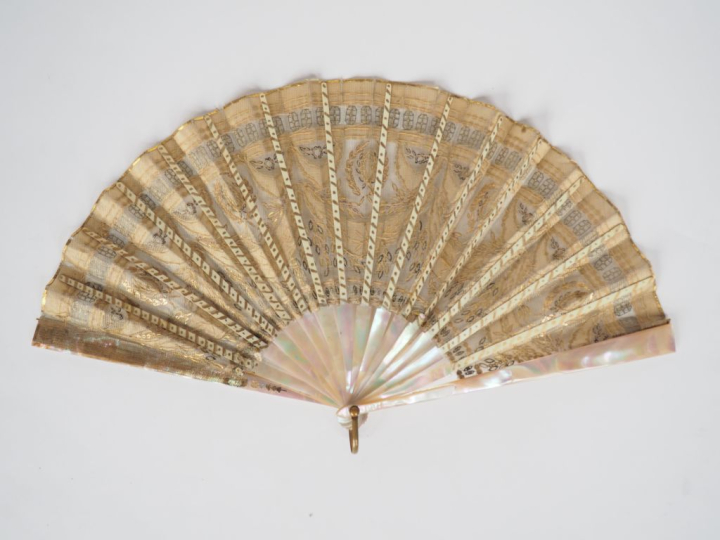 Eventail premier Empire à feuilles pliées. 14 brins + 2MB. Monture en 