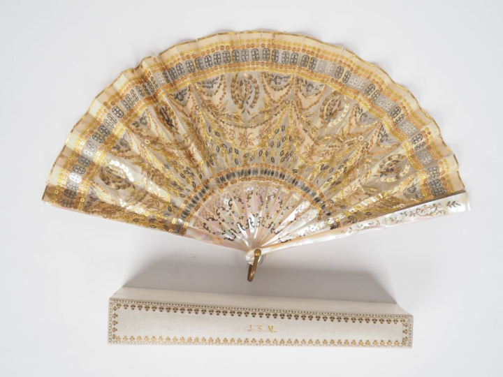 Eventail premier Empire à feuilles pliées. 14 brins + 2MB. Monture en 
