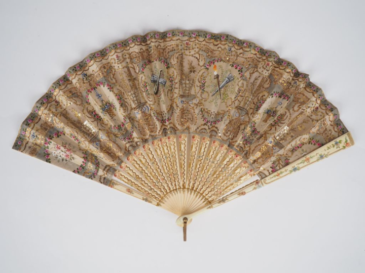 Eventail 1900. 18 brins +2 MB. Monture en ivoire. Peint au vernis de f