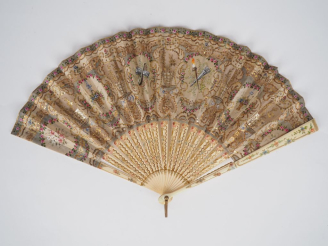 Vente aux enchères Eventail 1900. 18 brins +2 MB. Monture en ivoire. Peint au vernis de f