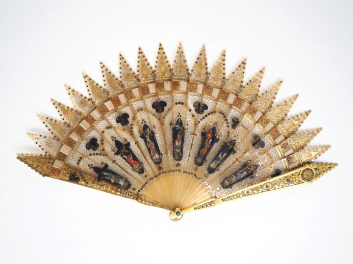 Eventail de style Louis XVI à feuilles pliées, en ivoire ajouré doré e