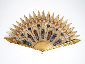 Vente aux enchères Eventail de style Louis XVI à feuilles pliées, en ivoire ajouré doré e