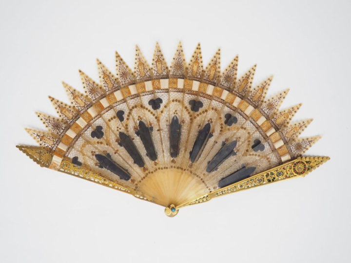 Eventail de style Louis XVI à feuilles pliées, en ivoire ajouré doré e